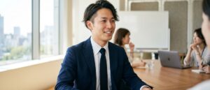 転職エージェントと年収交渉について打ち合わせるビジネスパーソン
