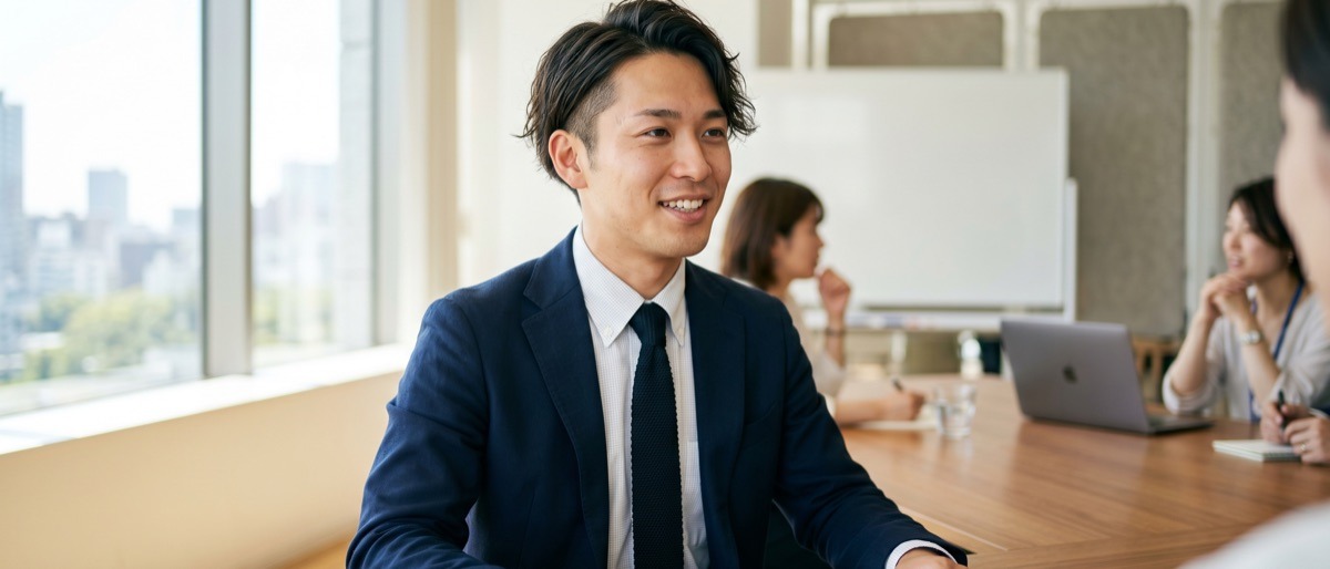 転職エージェントと年収交渉について打ち合わせるビジネスパーソン