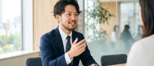 面接で志望動機を語る男性