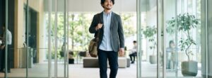再出発に向けてオフィスへ入る男性